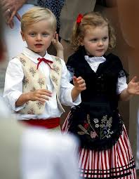 Le prince albert célébrera donc seul ce 1er juillet symbolique. Jacques Et Gabriella Les Jumeaux De Monaco Inseparables Au Pique Nique De La Principaute Elle Princesse Charlene Jumeaux Monaco