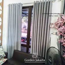 Tampil elegan meskipun ukurannya minimalis, ruangan lebih terlihat mewah dengan gorden warna merah. Gorden Ruang Tamu Pesanan Klien Di Daan Mogot Gorden Jakarta