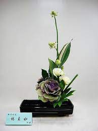 20110210 剛過完農曆新年 花店裡的花少得可憐 那就來點不一樣的吧 顏色雖然少了點大紅大綠的 但看來也是頗有 flickr flower arrangements white flower arrangements modern flower arrangements