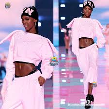 ✨ Así fue el encuentro de Karol G y Valentina Castro en el Victoria's Secret  Fashion Show 2025 💖 Tras su espectacular presentación en el Victoria's  Secret Fashion Show 2025, Karol G