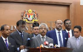 Saya meminta masyarakat india malaysia bertenang dan bersikap rasional dalam menghadapi isu kuil sri maha mariamman di. Rusuhan Kuil Waytha Moorthy Salahkan Polis