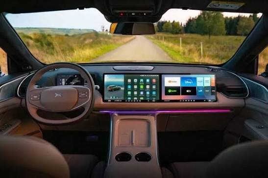 O XPENG G9 é o SUV de luxo da marca chinesa, posicionado acima do G6, competindo diretamente com modelos premium como o BMW X5 e o Tesla Model X. Sua principal característica