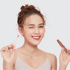 SKKN By Kim LIP SHIMMER NUDE 02 WYN BEAUTY ACCEPTANCE SPEECH Shimmering  Hydrating Lip Gloss