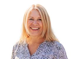 Corina Holmes's Instagram, Twitter & Facebook