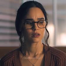 when you're nervous and then he holds your hand 💓 #oneofusislying  #marianlytejada #coopervangrootel #natemacauley #browynrojas #netflixseries  #tvshows #series #fypage #foryou #viraaal