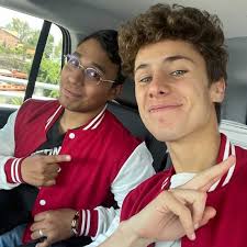 Juan Neave's Instagram, Twitter & Facebook