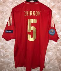 Das neue heim trikot zur em 2020 nutzt das adidas condivo 20 template, welches sich durch den breiten kragen und ein spezielles grafikmuster auf dem. Russia Home Futbolka 2012