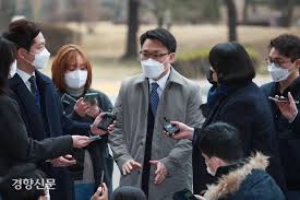 고위공직자범죄수사처가 이른바 '김학의 출금 사건'을 검찰에 재이첩했습니다.김진욱 공수처장은 지난 3일 오후 수원지검으로부터 이첩받은 사건의 처리방향을 놓고 고심에 고심을 거듭한 끝에 검찰에. ì†ë³´ ê³µìˆ˜ì²˜ ê¹€í•™ì˜ ì‚¬ê±´ ê²€ì°°ì— ìž¬ì´ì²© ìˆ˜ì‚¬ ì—¬ê±´ ì–´ë ¤ì›Œ ê²½í–¥ì‹ ë¬¸