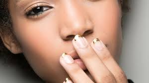Plus de 2000 photos pour vous donner des idées de déco pour vos ongles. Un Nail Art Facile Et Sans Materiel C Est Possible Madame Figaro