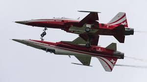 I bought them around 10 years ago before they became ridiculously expensive on ebay. Le Tiger F 5 De La Patrouille Suisse Est En Train