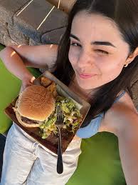 Emma Pena (@emmapenaa)