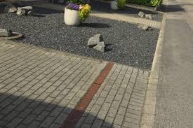 Gartengestaltung mit steinen und grasern fur andere design amusant von vorgarten gestalten mit kies und gräsern photo. Gruner Garten Statt Ode Steinwuste Stadt Wurselen