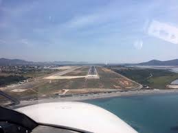 Uno dei due aeroporti ha la pista corta che non permette l'atterraggio dei large jet. Lo Sceriffo Di Ibiza Aeroclub Modena