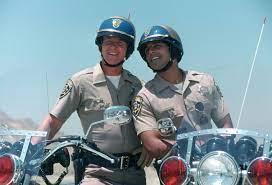Rasant und schnell flitzen sie auf ihren motorrädern die kalifornischen highways entlang, um im auftrag der california highway patrol (chip) für recht und ordnung auf den straßen zu sorgen. Chips Serie Stream Streaminganbieter Kino De