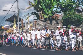 Akan tetapi selain perbedaan nama tentu saja alat musik tersebut memiliki ciri khas baik bentuk ornamen, ukiran atau cara memainkannya yang membuatnya berbeda walaupun dengan. Ini 5 Alat Musik Tradisional Bali Terkenal Itu Apakah Anda Sudah Tahu