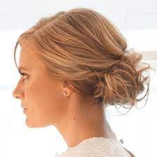 Messy Curly Bun For Shorter Hair In 2020 Hochsteckfrisuren Wenig Haare Hochsteckfrisur Zopfe Fur Dunnes Haar