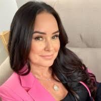 Julie Daigle's Instagram, Twitter & Facebook