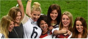 ولد ميروسلاف كلوزه في يونيو/حزيران 1978 في بولندا لأبوين بولنديين من نجوم عالم الرياضة. Ø¨Ø§Ù„ØµÙˆØ± ØµØ¯ÙŠÙ‚Ø§Øª Ù„Ø§Ø¹Ø¨ÙŠ Ø§Ù„Ù…Ù†ØªØ®Ø¨ Ø§Ù„Ø£Ù„Ù…Ø§Ù†ÙŠ Ø§Ù„Ø£ÙƒØ«Ø± Ø¬Ù…Ø§Ù„Ø§ ÙˆØ£Ù†ÙˆØ«Ø© ÙÙŠ Ø§Ù„Ø¹Ø§Ù„Ù… ÙŠÙ…Ù†ÙŠ Ø³Ø¨ÙˆØ±Øª