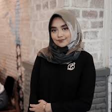 Gambar sketsa wajah wanita dari samping garlerisket. 8 Trik Gaya Hijab Simple Buat Cewek Berpipi Chubby