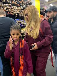 By now you must have seen the instantly iconic photo that beyoncé released in the middle of the night, featuring fresh twins sir carter and rumi. Beyonce Jay Z Arrive In The Hamptons With Blue Ivy Their Twins Pics Hollywood Life