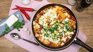 Shakshuka is actually incredibly easy to make, and you don't even need to turn on the oven. Shakshuka Mit Feta Und Kartoffeln Youtube