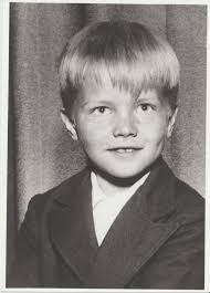 Awesome မ This crow couple has has been together for more than 12 years.  She broke her beak 8 years ago in a collision with a car. He has patiently  fed her