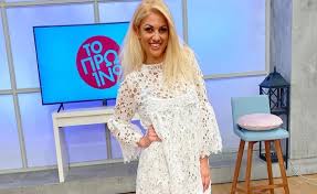Καλεσμένη του γρηγόρη αρναούτογλου στο the 2night show ήταν το βράδυ της πέμπτης η νάνσυ παραδεισανού. Nansy Paradeisanoy Apoxwrhse Apo Thn Ekpomph Ths Lampirh Sto Para Pente Paei Se Skorda Liagka Mediaday