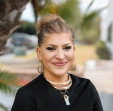 Lisa Lapin's Instagram, Twitter & Facebook