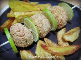Polpette di pollo e patate. Polpette Di Pollo E Lime Alle Mandorle Con Patate Arrosto La Ricetta Che Vale