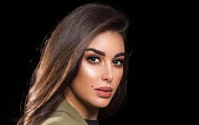 ياسمين صبري (مواليد 21 يناير 1988، الإسكندرية)؛ ممثلة مصرية، بدأت مسيرتها الفنية عام 2014 من خلال مسلسل (جبل الحلال) ثم توالت أعمالها الفنية. ÙÙŠØ¯ÙŠÙˆ Ù†Ø§Ø¯Ø± Ù„Ù€ ÙŠØ§Ø³Ù…ÙŠÙ† ØµØ¨Ø±ÙŠ Ù‚Ø¨Ù„ Ø§Ù„Ø´Ù‡Ø±Ø© Ù‡Ù„ Ø£Ø¬Ø±Øª Ø¹Ù…Ù„ÙŠØ§Øª ØªØ¬Ù…ÙŠÙ„ ÙˆØ·Ù† ÙŠØºØ±Ø¯ Ø®Ø§Ø±Ø¬ Ø§Ù„Ø³Ø±Ø¨
