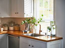 Untuk membuat ruang dapur terasa lebih luas, mengaplikasikan lemari dapur dengan cermin bisa jadi siasat cerdik. 9 Desain Dapur Minimalis 2x3 Rapih No Mainstream Di 2021