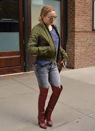 A Fresh Faced Kate Hudson Was Spotted Leaving A Manhattan Hotel Wearing A Pair Of Oxblood Colored Thigh High Boots Wi Thigh High Boots Hudson Boots Kate Hudson