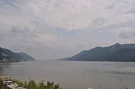 1.470 m3/s la passau, 1.920 m3/s la viena, 2.350 m3/s la budapesta, 5.300 m3/s în defileul porţilor de fier, 6.470 m3/s la ceatalul ismail. DunÄƒrea Wikipedia