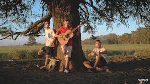 Les frangins du rap ont dévoilé leur dernier clip et il est à l'image de leur immense talent : Videozap Bigflo Oli Rendent Hommage A Leur Pere En Le Faisant Tourner Dans Leur Clip
