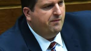 Kemper afirma que demora de vacunas impide salir de crisis