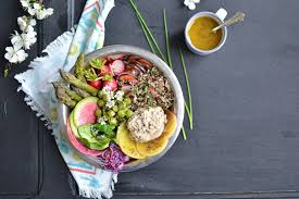 Eine Komposition Aus Verschiedenem Gemuse Quinoa Und Wertvollen Olen Lebensmittel Essen Genuss Rezepte