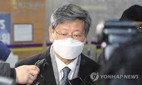 이용구(李容九, 1868년 양력 2월 14일(음력 1월 21일) ~ 1912년 양력 5월 22일)는 대한제국 말기에 일진회 회장을 지내며 한일 병합 조약 체결 찬성 여론을 이끌었다. F08eg N Bshkim