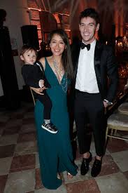 Pasó su infancia en la isla, hasta que su padrastro obtuvo asilo político en los estados unidos, y william, que contaba entonces con 14 años. Jonathan Rhys Meyers En Venecia Con Su Mujer Y Su Hijo Tras Vivir Momentos Complicados Photo 2