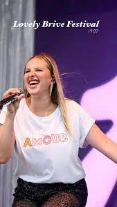 Samedi, Helena était à Ronquières pour son tout premier festival à la  maison! 🇧🇪 Et on (@marieladsous et @its.cedricc_) vous a emmené avec nous  pour l'occasion! #helenabailly #heletour