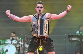 Find the perfect andreas gabalier stock photo. Andreas Gabalier In Ludwigsburg Ein Mann Trotzt Dem Regen Region Kultur Stuttgarter Nachrichten