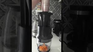 Blender özelliğini kullanarak sebzeleri püre haline getirebilir ve karıştırabilirsiniz, üstelik bunu iki hız seçeneğinden birini tercih ederek gerçekleştirebilir, mutfağınızda pratik çözümler mutfaktaki sağlıklı lezzetler için, karaca'da 4'ü 1 arada blendfit var. Karaca Dograyici 4 1 Blender Seti Youtube