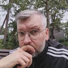 현대 연애에서 가장 어려운 점은 당신을 몰래 미워하지 않는 남자를 찾는 것이라고 생각한다. 까다롭다.