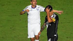 O vasco segue na lanterna do campeonato brasil, com dois pontos, enquanto avaí soma três pontos e ocupa a 17ª posição. Serie B Defesa Comete Erros Vasco Perde Para O Avai Em Sao Januario E Aumenta Jejum De Vitorias Em Casa