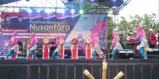 Selain itu, istilah teater dapat diartikan dengan dua cara yaitu dalam arti sempit dan dalam arti luas. Drama Adalah Genre Dalam Karya Sastra Ketahui Unsur Dan Jenisnya Merdeka Com