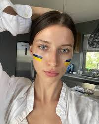 Beth Michaelson's Instagram, Twitter & Facebook