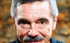 Conheça a paixão de Charles Gavin por camisas de clubes de futebol que  ganhou os palcos