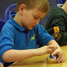 01 Lea Beaver decorates cake night before