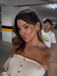 🥹Não é 27 não ??? Hoje é meu aniversário, mais um ano de vida. Lembro bem  da menina que sonhava em fazer 15 anos, imaginando uma festa linda (que não  aconteceu, rs).