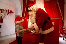 Chi ha detto che per entrare nella casa di babbo natale bisogna fare un viaggio lunghissimo fino al polo nord? Weekend A Riva Del Garda Per Un Natale In Famiglia