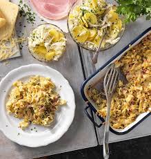 Uberbackene Schinkenfleckerl Mit Erdapfel Salat Ein Rezept Aus Dem Servus Magazin Rezept In 2020 Schinkenfleckerl Rezepte Essensrezepte